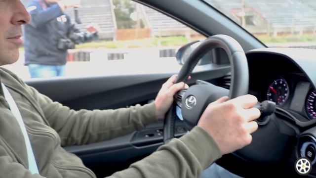 Hyundai Veloster N - Launch Control - Autoblog.com.ar смотреть онлайн