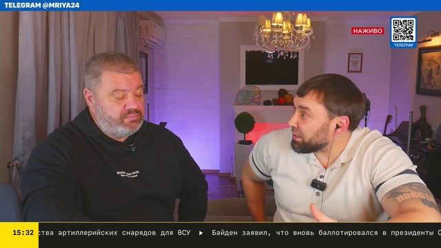 Сотрудник СБУ И милиционер обсуждают новости.