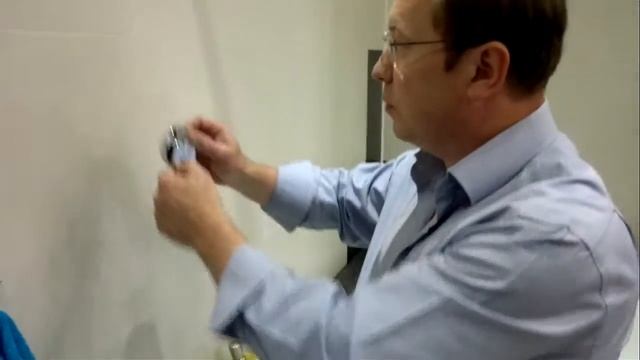 Все еще сверлите стены, чтобы повесить полотенце? смотреть онлайн