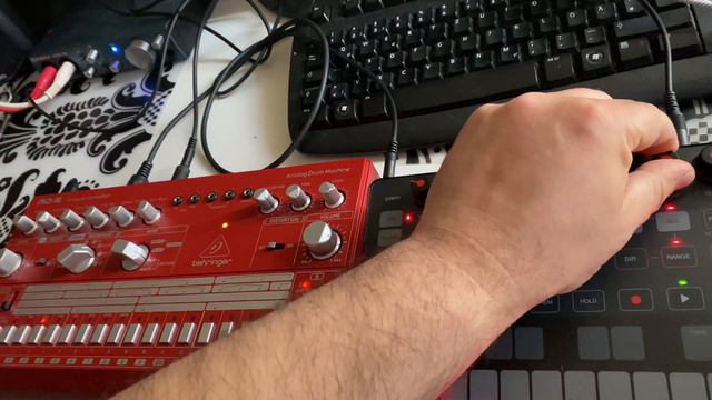 Analog Signs 39 - Uno Synth & Behringer RD6 смотреть онлайн