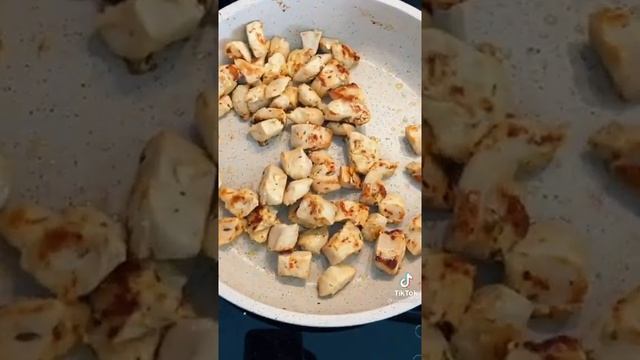 Оля Шелби готовит салат 