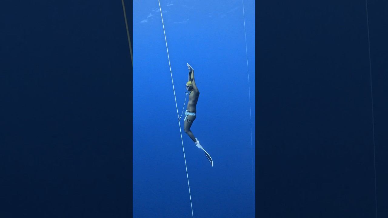Ныряем в моноласте - подводный полёт, красота и грация! #фридайвинг #underwater #freediving смотреть онлайн