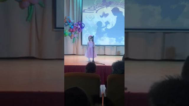 Стих про маму. Сына мать качала. Лиза 4 года смотреть онлайн