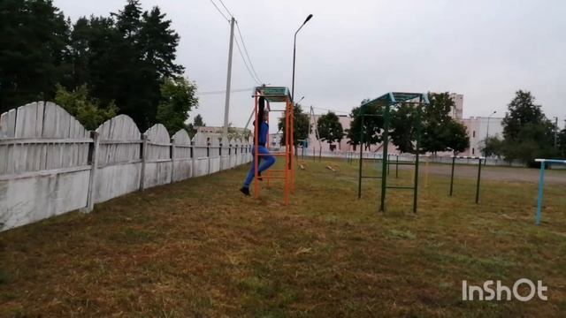 Тренировка (спины и бицепса) на школьной площадке. смотреть онлайн