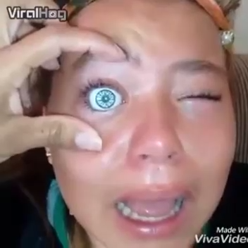 Вставила себе кукольный глаз смотреть онлайн