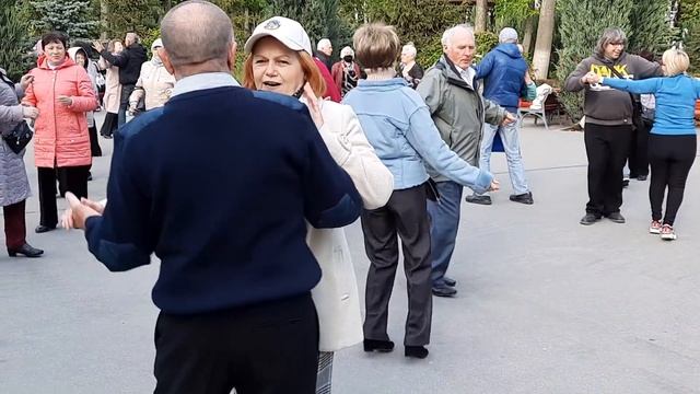 Ты в глаза мне посмотри и увидишь силу любви!!!Танцы в парке Горького. смотреть онлайн