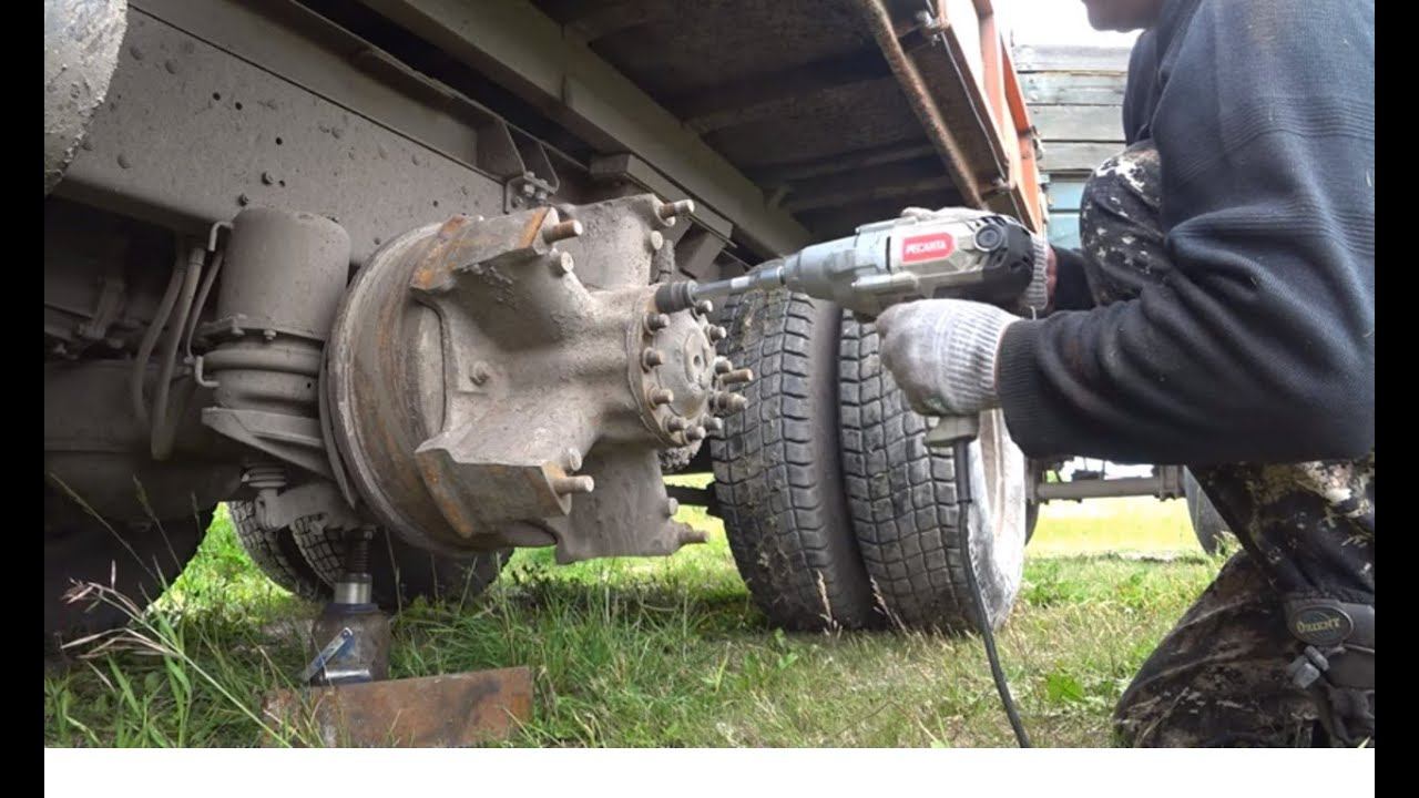 КЛИНИТ КОЛЕСО / МЕНЯЮ НАКЛАДКИ / СКРОИЛ ВРЕМЯ ДЛЯ РЕМОНТА смотреть онлайн