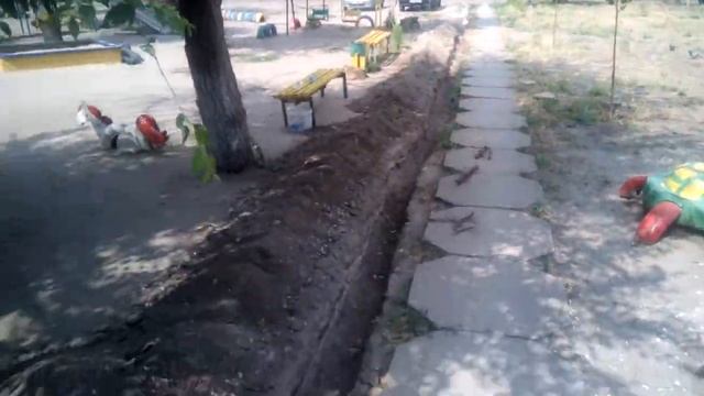 Траншея для полива во дворе. Основная раскопка. Суббота 07/07/18
