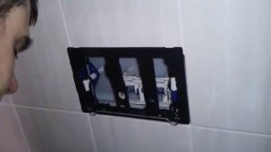 установка кнопки для подвесного унитаза
