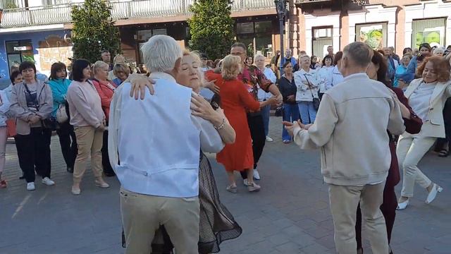 "Чистые пруды, застенчивые ивы..." Счастливые брестчане.💕💕💖 И звучит аккордеон. смотреть онлайн