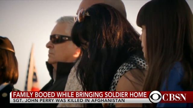 Family booed on plane while bringing home dead soldier смотреть онлайн