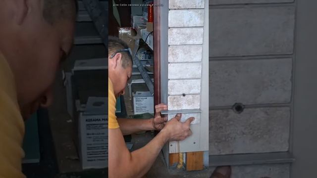 Укладка керамогранита, облицовка стен в прихожей #shorts смотреть онлайн