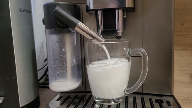 Make a Latte Macchiato with DeLonghi Magnifica Evo смотреть онлайн