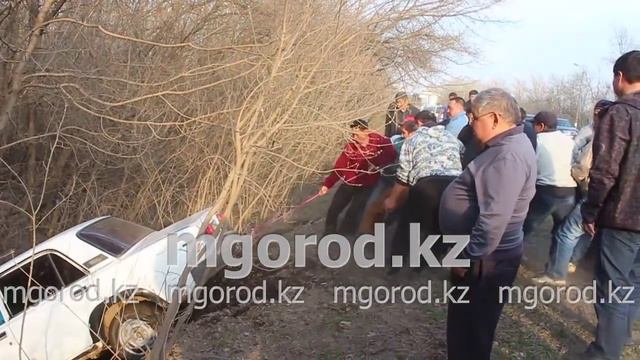 в Уральске машину вытащили руками смотреть онлайн