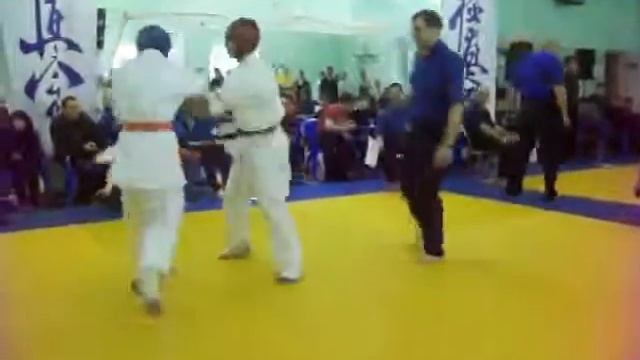 Каратэ Киокушинкай , Красиво пробил соперника ударом с разворота,Сулейманов Турал(Астрахань) смотреть онлайн