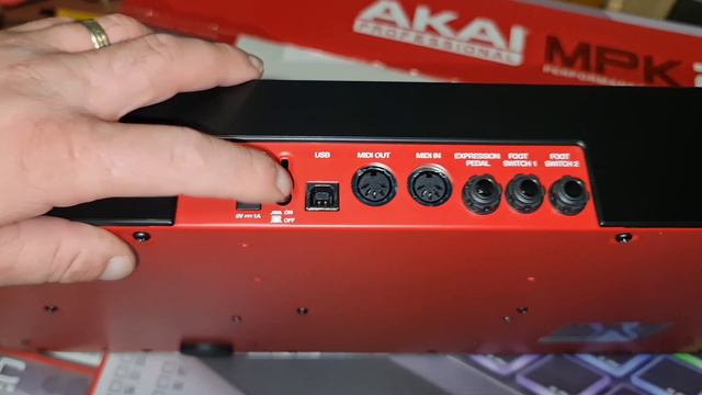 Akai Professional MPK 261 Full Unboxing 1/1