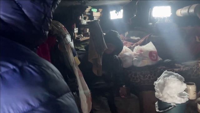 Этот мужчина живёт в чистом поле уже 22 года без средств существования смотреть онлайн