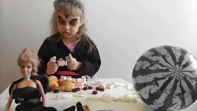 Принцесса Дракула и Барби её сестра открывают наколдованные сладости на Хэллоуин Princess Dracula a смотреть онлайн