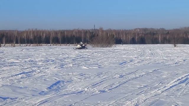 Катнул на снегоходе Тайга Варяг 550 по полю. смотреть онлайн