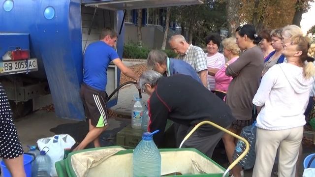 Очередь за водой. г. Луганск смотреть онлайн