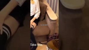 девушка сняла с себя всю одежду