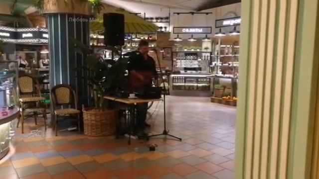 Неизвестный музыкант в кафе спел шикарно смотреть онлайн