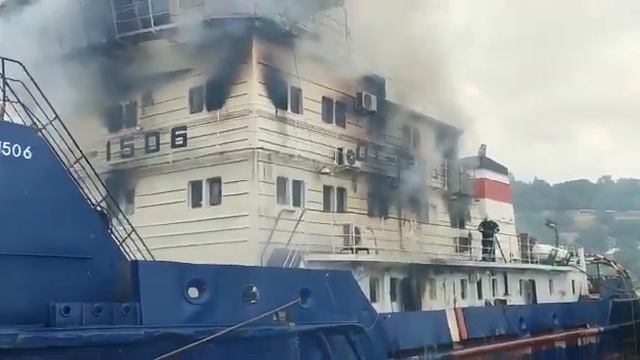 Пожар вспыхнул на судостроительном заводе в Ростовской области смотреть онлайн
