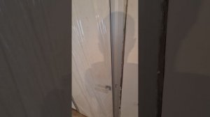 Заделка стен вокруг дверей скрытого монтажа с помощью 6 мм гипсокартона