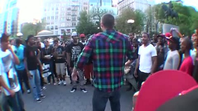 Парень исполяет танец робота смотреть онлайн