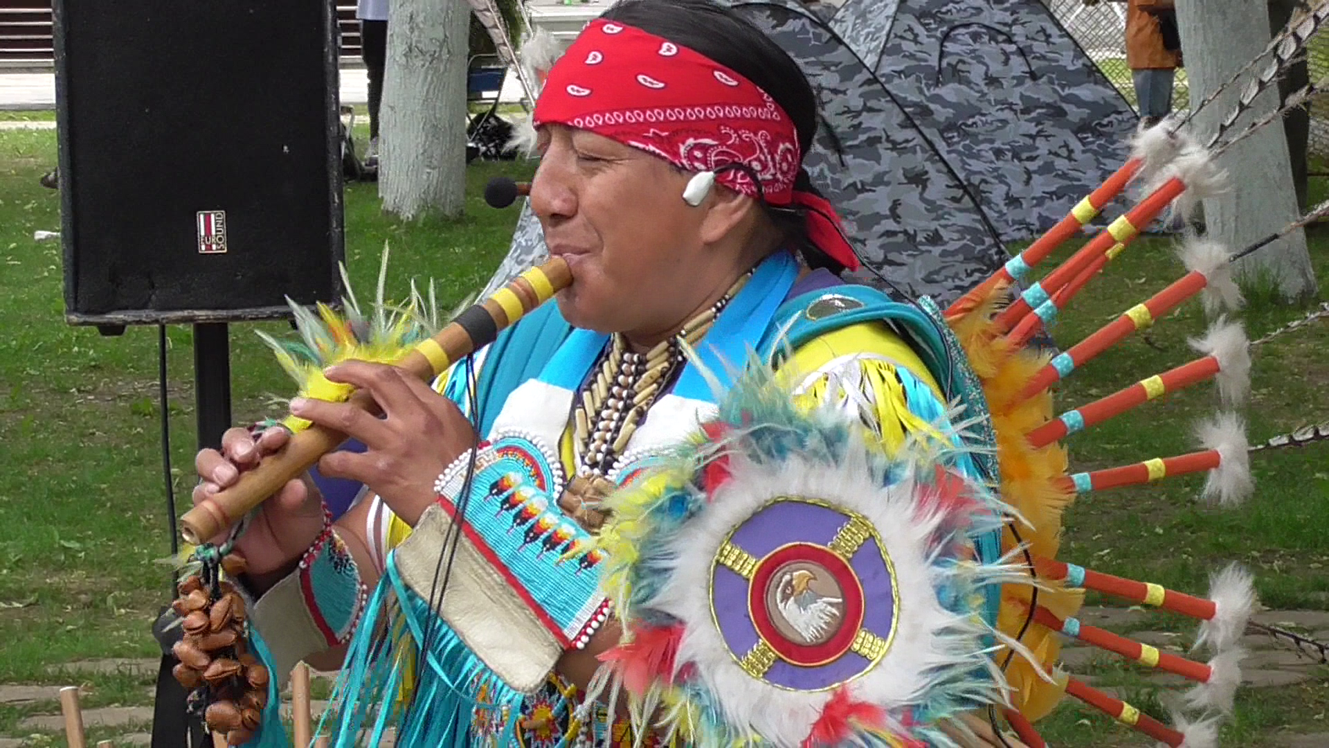 Индеец играет музыку и поёт песню