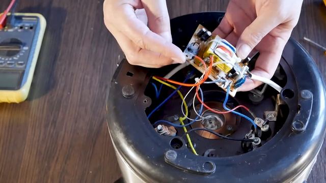 Мультиварка. VIMAR VMC. Ремонт Мультиварки. Пошел густой черный дым. Не включается. Ищем причину. смотреть онлайн