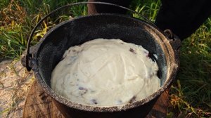 Заливной пирог с мясом, в казане на костре