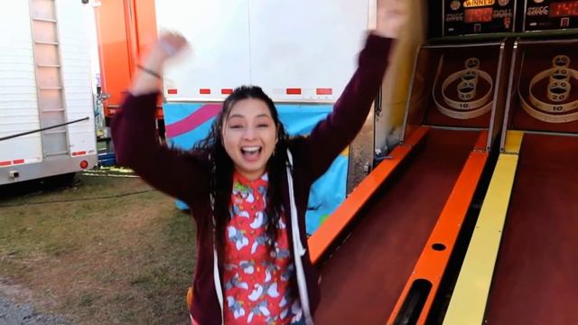 She is TOO Good at Carnival games! смотреть онлайн
