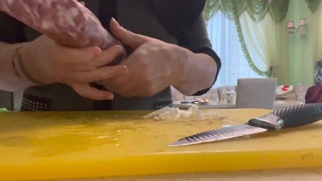 Как легко и быстро почистить твердую колбасу смотреть онлайн