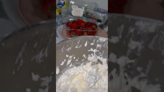 I made my daughter a cake for her 23rd birthday fresh thick whipped cream and strawberries inside смотреть онлайн