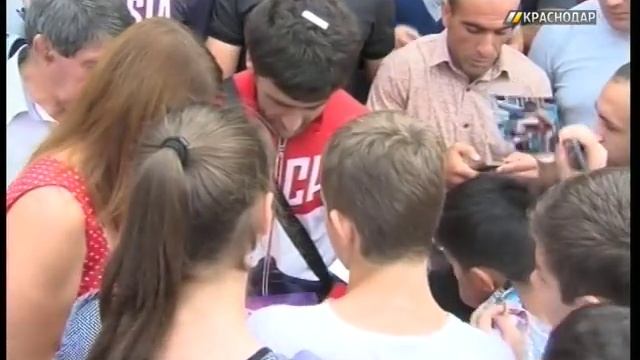 В аэропорту Краснодара встретили олимпийского чемпиона Аниуара Гедуева смотреть онлайн