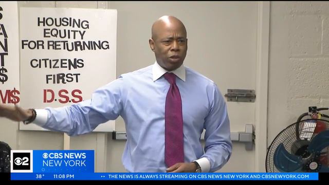 Mayor Adams attends Harlem community meeting to address new shelter смотреть онлайн
