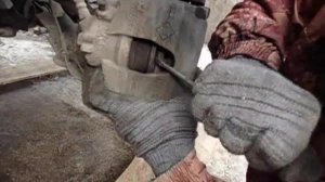 Замена передних тормозных колодок Рено Меган 2