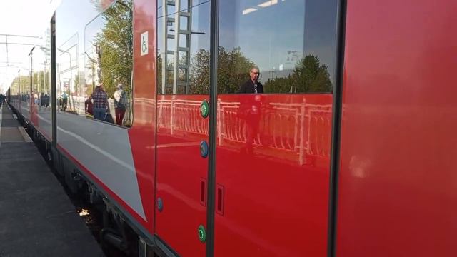 Ласточка ЭС2Г 126 отправляется от ж/д станции "Сиверская" смотреть онлайн