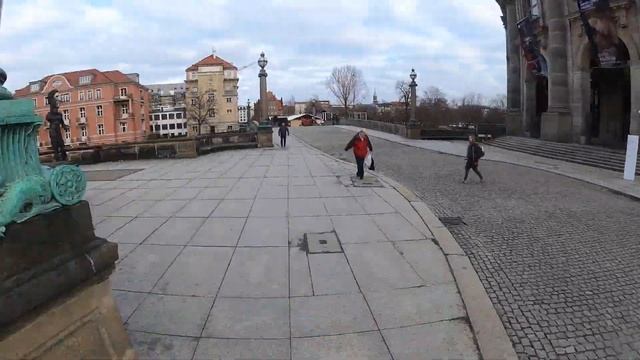 Walking to the Bode Museum смотреть онлайн