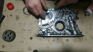 Меняем сальники на маслонасосе и устанавливаем на место.