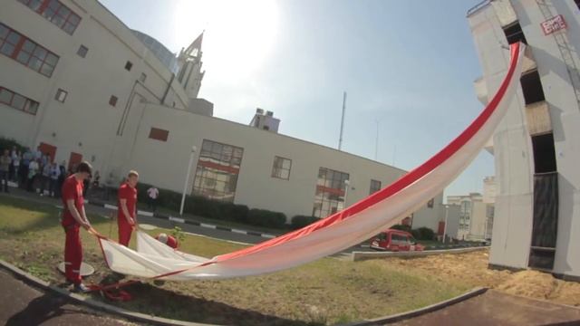 Как заставить человека улыбаться, выбрасывая его в окно. Самоспас. смотреть онлайн