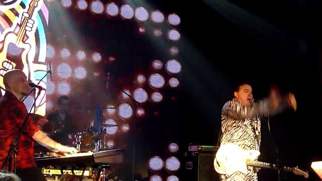 The Red Elvises - Космонавт Петров (live in St Petersburg @ Aurora 2016) смотреть онлайн