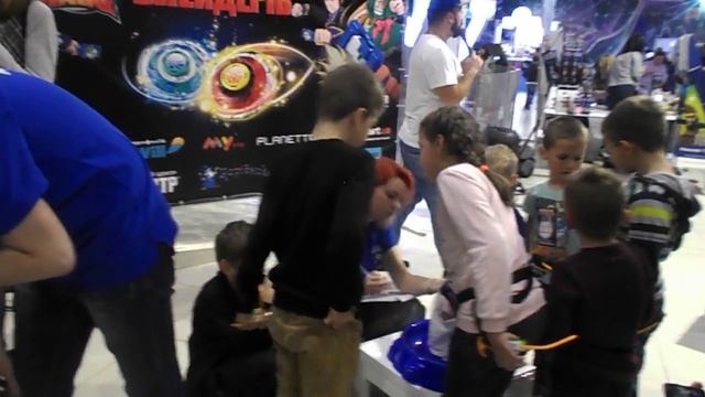 Иллюша участвует в Национальном турнире по бейблейду смотреть онлайн