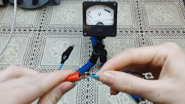 Как пользоваться вольтметром? Знакомство с прибором смотреть онлайн