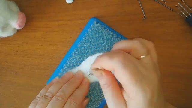 Игрушка из шерсти. Голубая Коровка. Мастер класс по валянию. Часть 2-я / #фелтинг #сухоеваляние смотреть онлайн