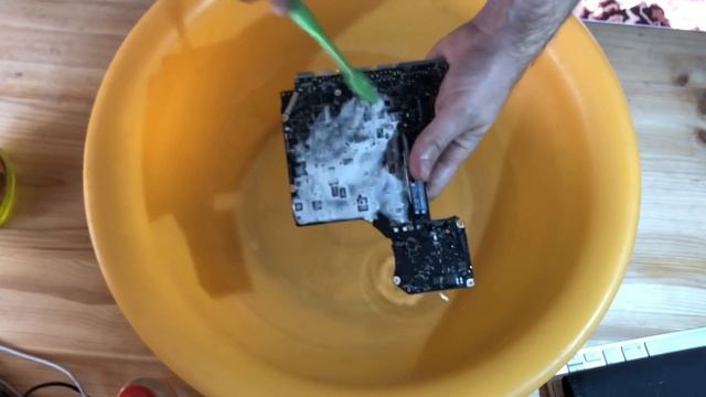 Как помыть залитую материнскую плату MacBook Pro без ультразвука смотреть онлайн