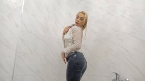 077 Bathing in office clothes (купание в офисной одежде)