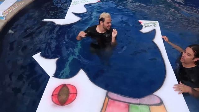 PULANDO DENTRO DE FORMAS NA PISCINA !! (DESAFIO CORRENDO) смотреть онлайн