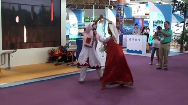 Египетско-русский танец-экспромт 埃及-俄式 偶然的舞蹈（广州旅游展览） смотреть онлайн
